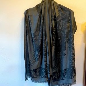 Beautiful NWOT Vince Camuto Wrap Scarf Black and Grey Paisley